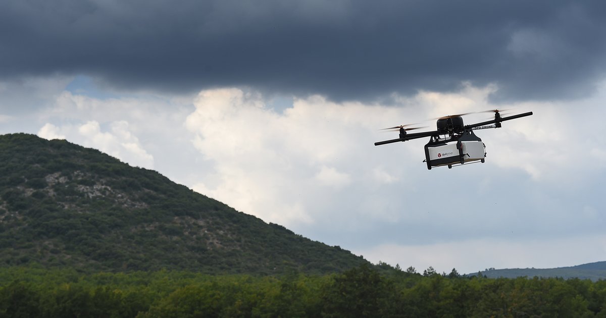 HuffPost's tweet photo. Google wants drones delivering packages by 2017 https://t.co/MYgOcJHnIF https://t.co/WBrcvvhfFW