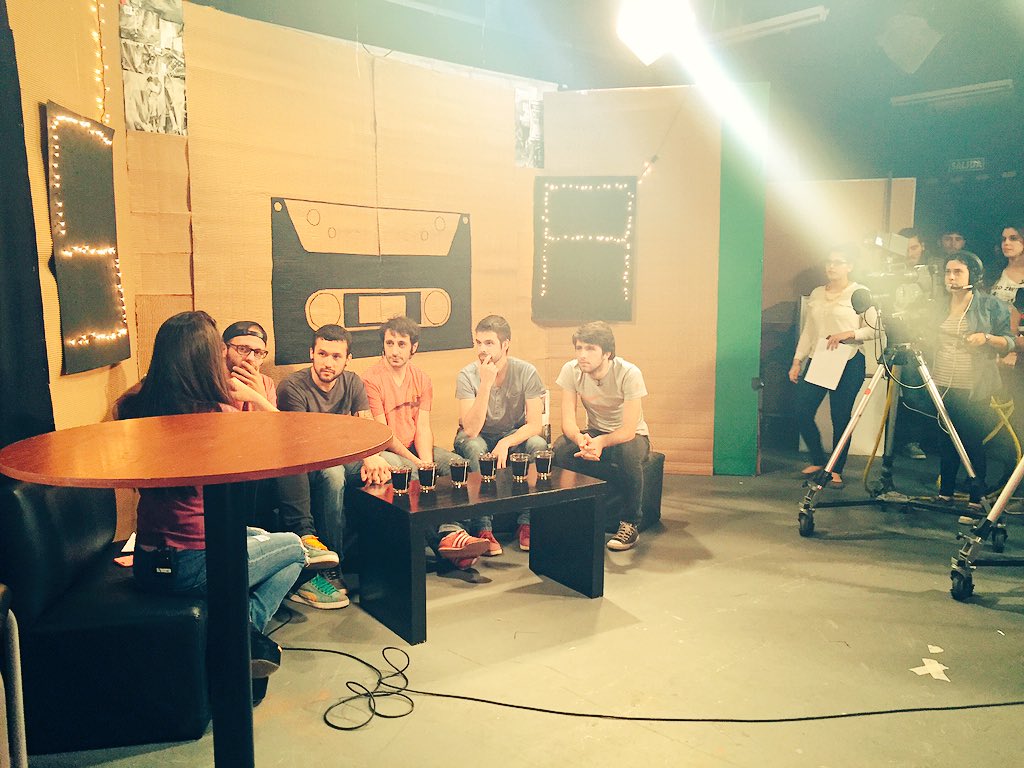 FlorZeron's tweet image. Por salir al aire !! #programademusica ! #TeaImagen #Vivo #LaBeba #Profesoresdetennis