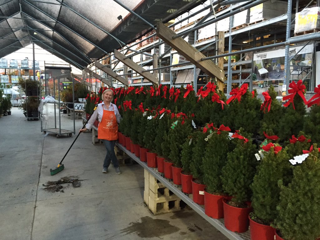 Phillipdanasta3's tweet photo. Christmass has arrived in D6209 https://t.co/IGROCh8I2N