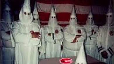 repubblica's tweet photo. Anonymous rivela mail e numeri telefonici dei membri del Ku Klux Klan https://t.co/33DqmU43tN https://t.co/OAyVNHlLJE