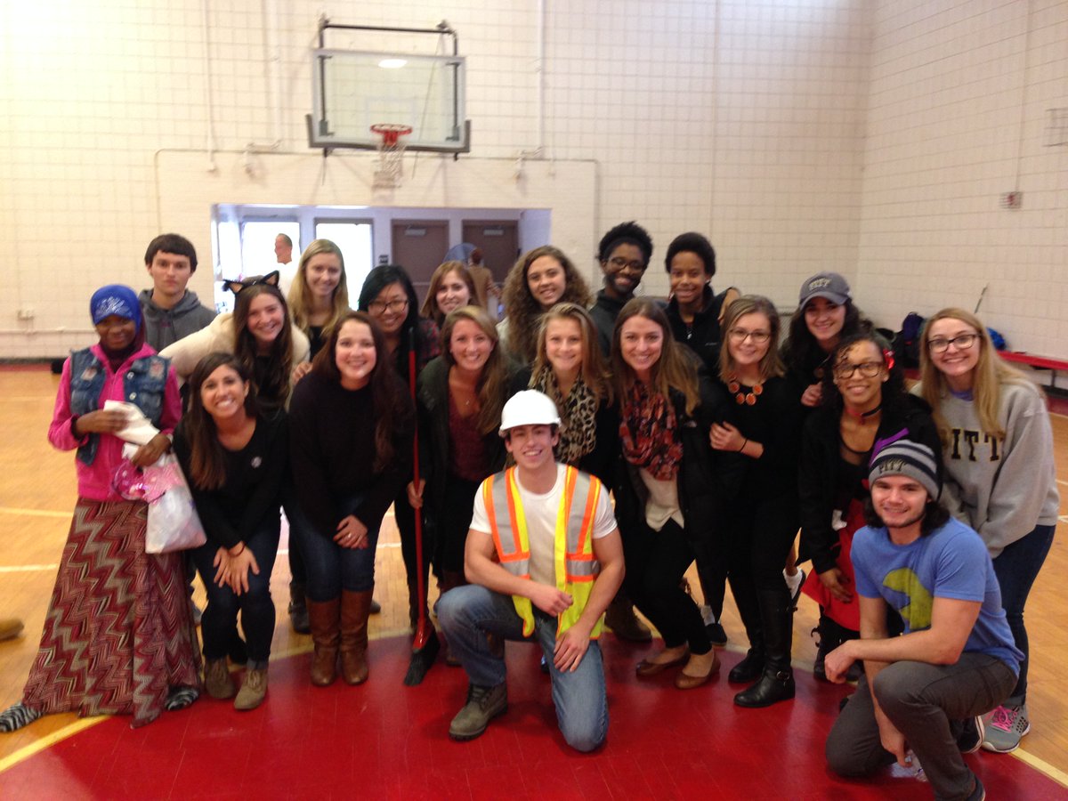 KeepItRealPitt's tweet photo. Many tutors went out and spent their Halloween hosting a party for the Somali Refugees as well as community members! https://t.co/YAOUKQsKwo