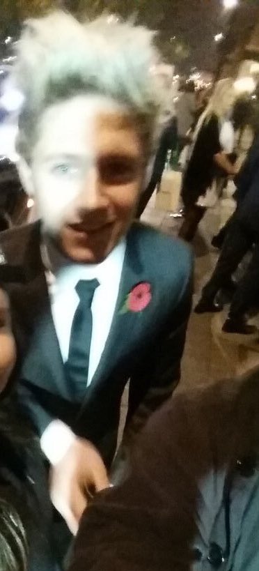 moonshinesxnh's tweet photo. ESTOY GRITANDO ESTOY MUERTA NIALL EN TRAJE LA SONRISA NO RESPIRO NECESITO OXIGENO https://t.co/6QHBm07hOb