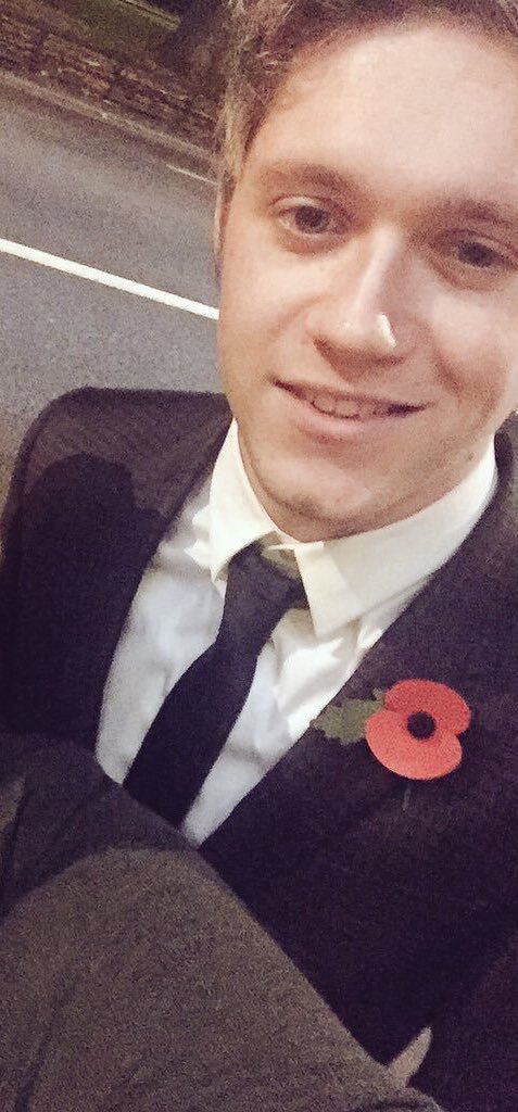 moonshinesxnh's tweet photo. ESTOY GRITANDO ESTOY MUERTA NIALL EN TRAJE LA SONRISA NO RESPIRO NECESITO OXIGENO https://t.co/6QHBm07hOb
