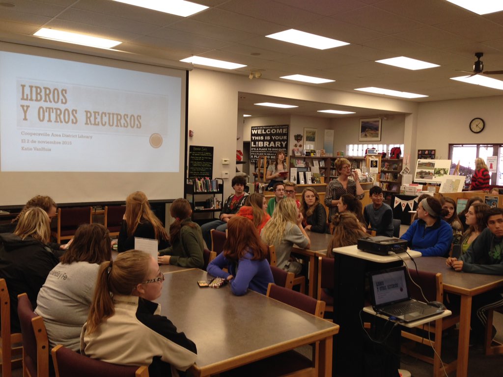 arschuitema's tweet photo. Sp IV at the Coopersville Library.  Librarians showing us how to find Spanish books... in Spanish! #coopsthereitis https://t.co/FTNmyRSYUL