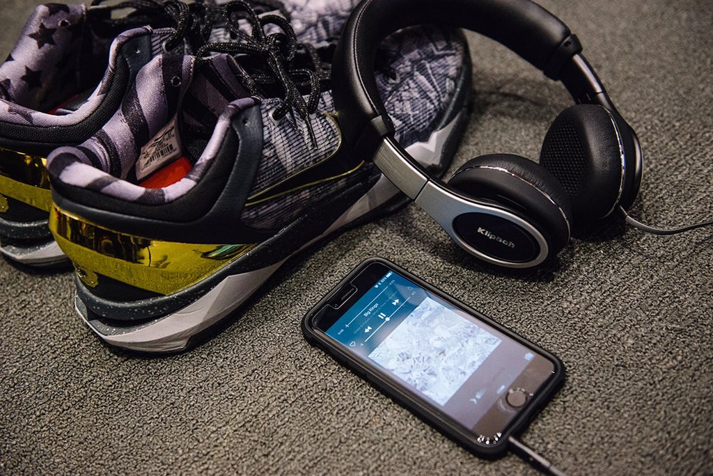 DeMar_DeRozan's tweet photo. Road trip ready. #Provem @KlipschAudioCAN #ReferenceOnEar #KobeVII  #WATTBA https://t.co/K43dvLCIuz
