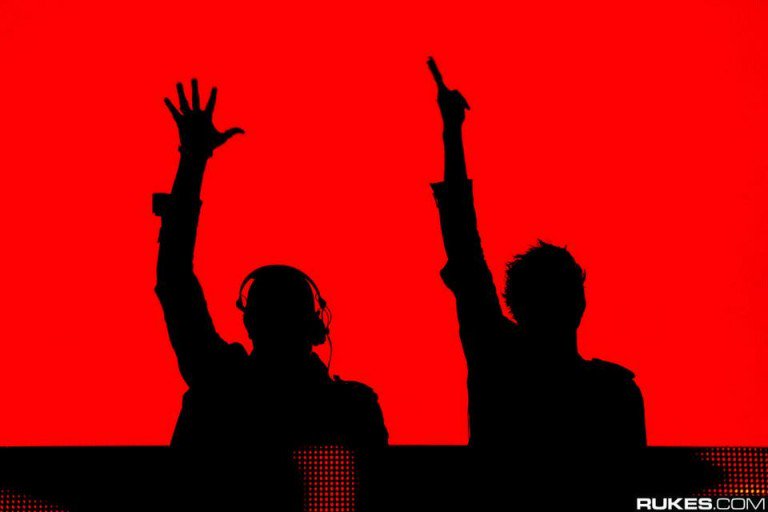 .<a href="/knifepartyinc/">Knife Party</a> premiere new material in their Halloween mix for <a href="/diplo/">diplo</a>
dancingastronaut.com/2015/11/knife-…