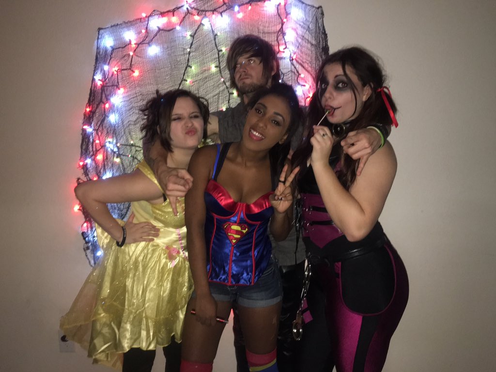 COLORismydrug's tweet photo. Regan's halloween #DarylDixon #TheWalkingDead #NormanReedus #snowwhite #HarleyQuinn @lostrabbit_ @BlingYourBrand https://t.co/2QOdvprWYn