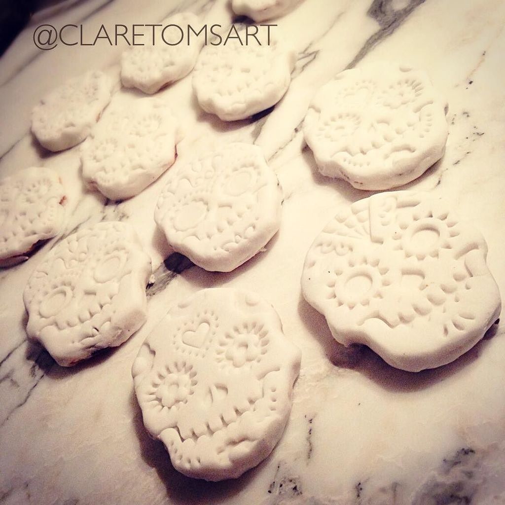 claretomsart's tweet photo. Some baking from the weekend- these are #sugarskull #cookies before adding the #colour... #DíadeMuertos (#DayoftheD… https://t.co/sOGaDhU3bD
