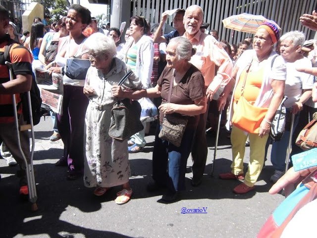 ovarioV's tweet photo. #SOSVzlaEstaMuriendo Cuando ves a dos viejitas haciendo cola por alimentos y al resto les parece normal. Es criminal https://t.co/HTJFgwtaSL
