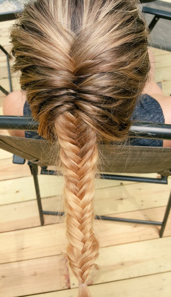 TheJessCreech's tweet photo. Day 53: nothing like a fish (tail) braid #braidtrends #101Smiles #DarkSwans #UglyDucklings @jenmorrisonlive https://t.co/NWa8AaYCCx