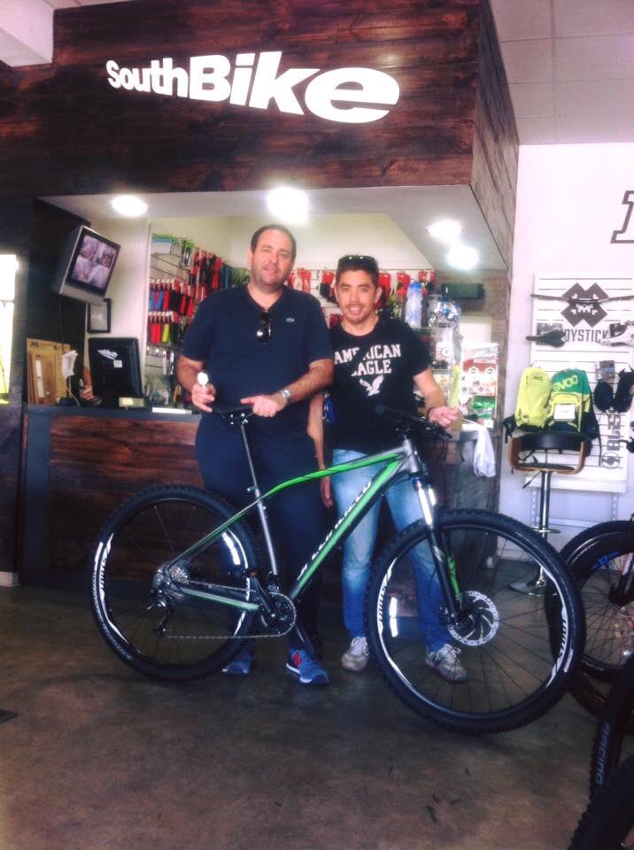SouthBike's tweet photo. Estamos internacionales! 😎 a #BuenosAires los pedales y boletos 🚴✈️, Luis feliz con su #Specialized #RockhopperComp https://t.co/xvrG7mMluT