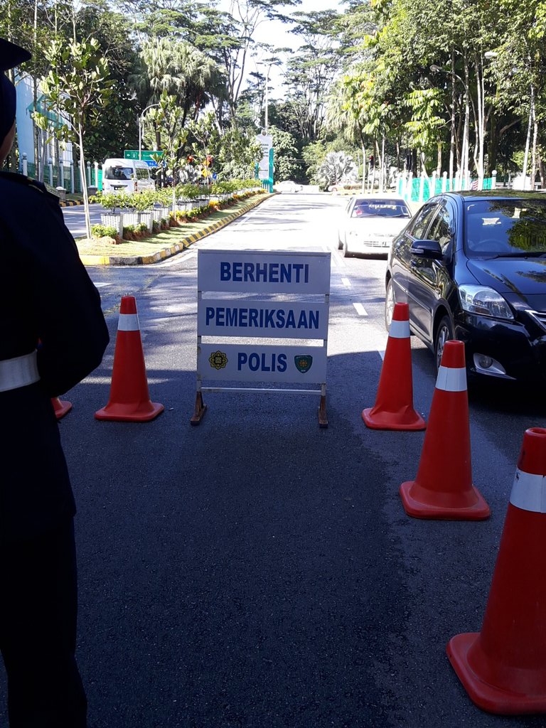 adibazmani's tweet photo. Pak Guard in the mood #stabaz'15
Gigih ponteng kelas sbb ni https://t.co/XdZjupSnRB