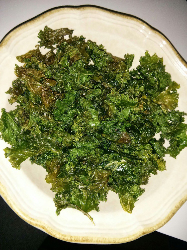 eamiki33's tweet photo. Kale chips: a tasty way to eat my dark green vegetable for the day and a superfood snack :) @UWAlexTA #URwhatUtwEat https://t.co/Vxc6rUiii1