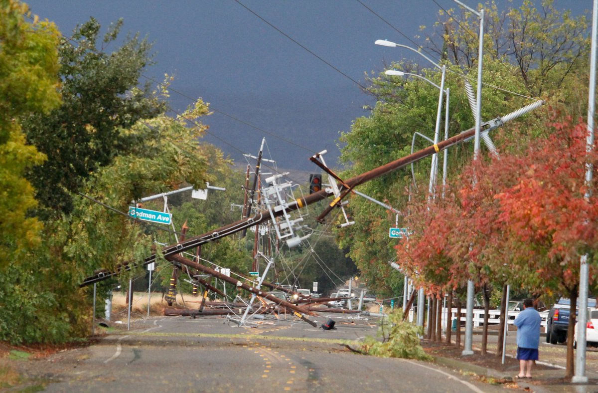 em_berto's tweet photo. Six power lines down after lightening strikes Godman Ave at E. Eaton Rd. #ChicoCA https://t.co/A6Kd4SzxtM