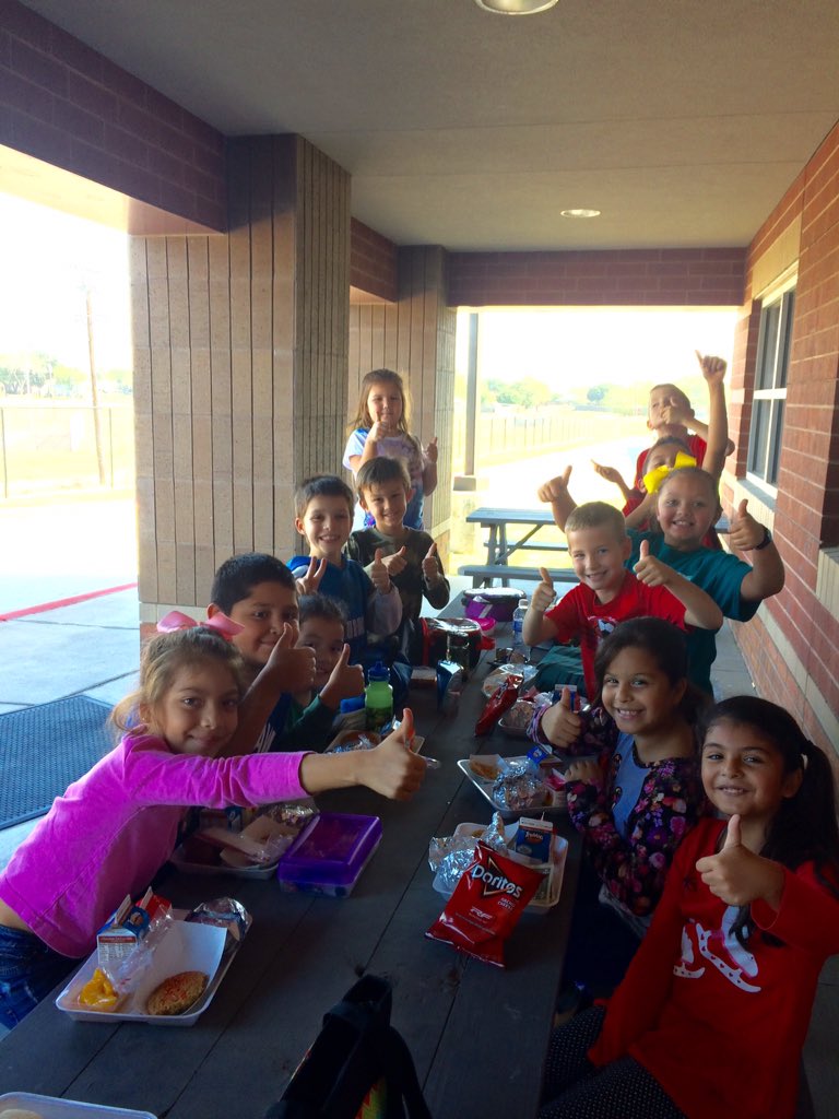 dazzlingdual's tweet photo. Our first Homework Club enjoyed lunch together today! https://t.co/NDncuqRctb