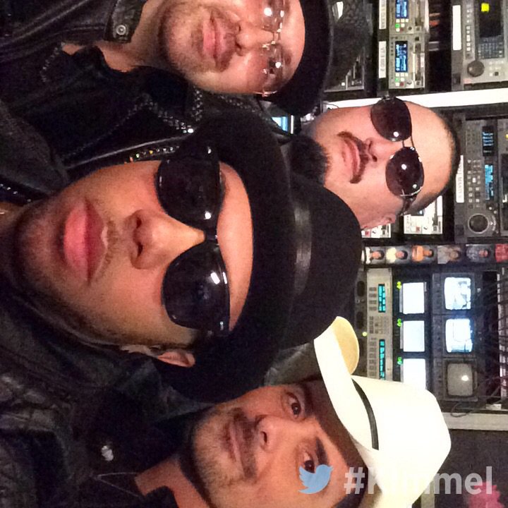 JimmyKimmelLive's tweet image. Backstage at #Kimmel NEW show tonight w/@BradPaisley &amp;amp; @RealColorMeBadd #ColorMeBradd #MashUpMonday 11:35|10:35c