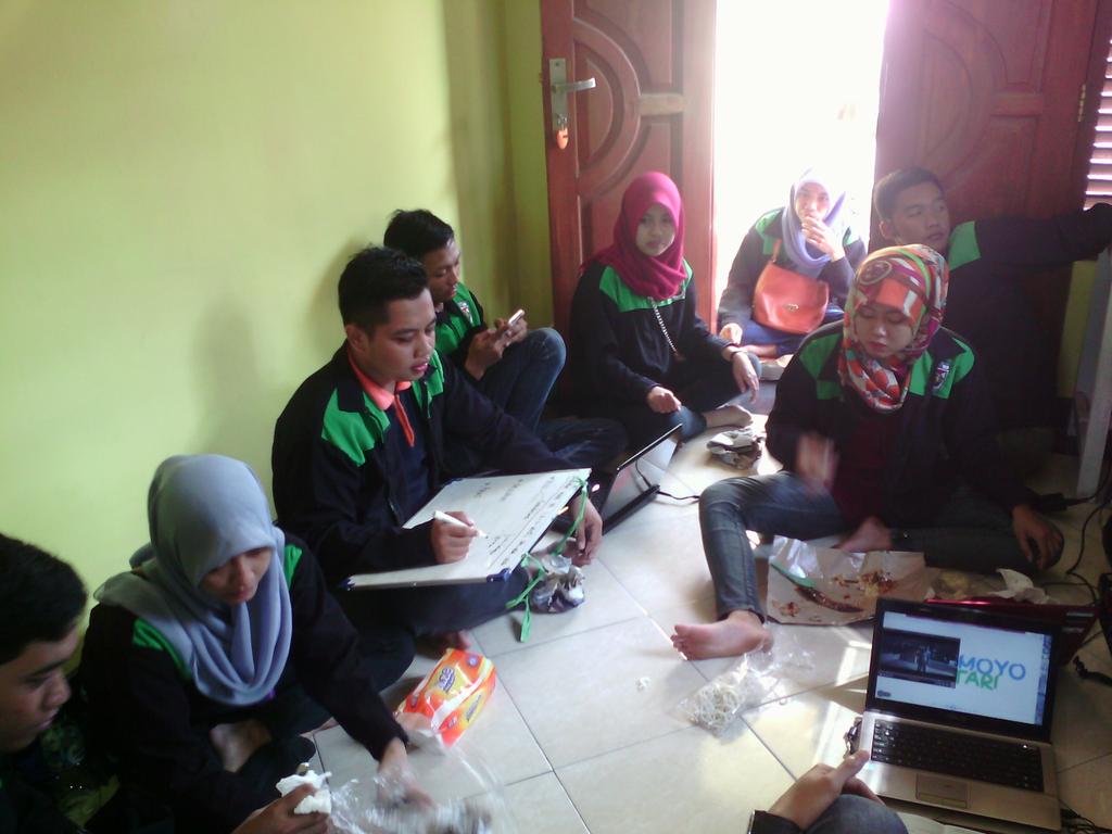 tinjolestari's tweet image. Brifing dulu buat kegiatan hari ini. Dibagi 3 tim ke PAUD, Kelurahan dan Posko. #tinjomoyolestari #day6 #workday2