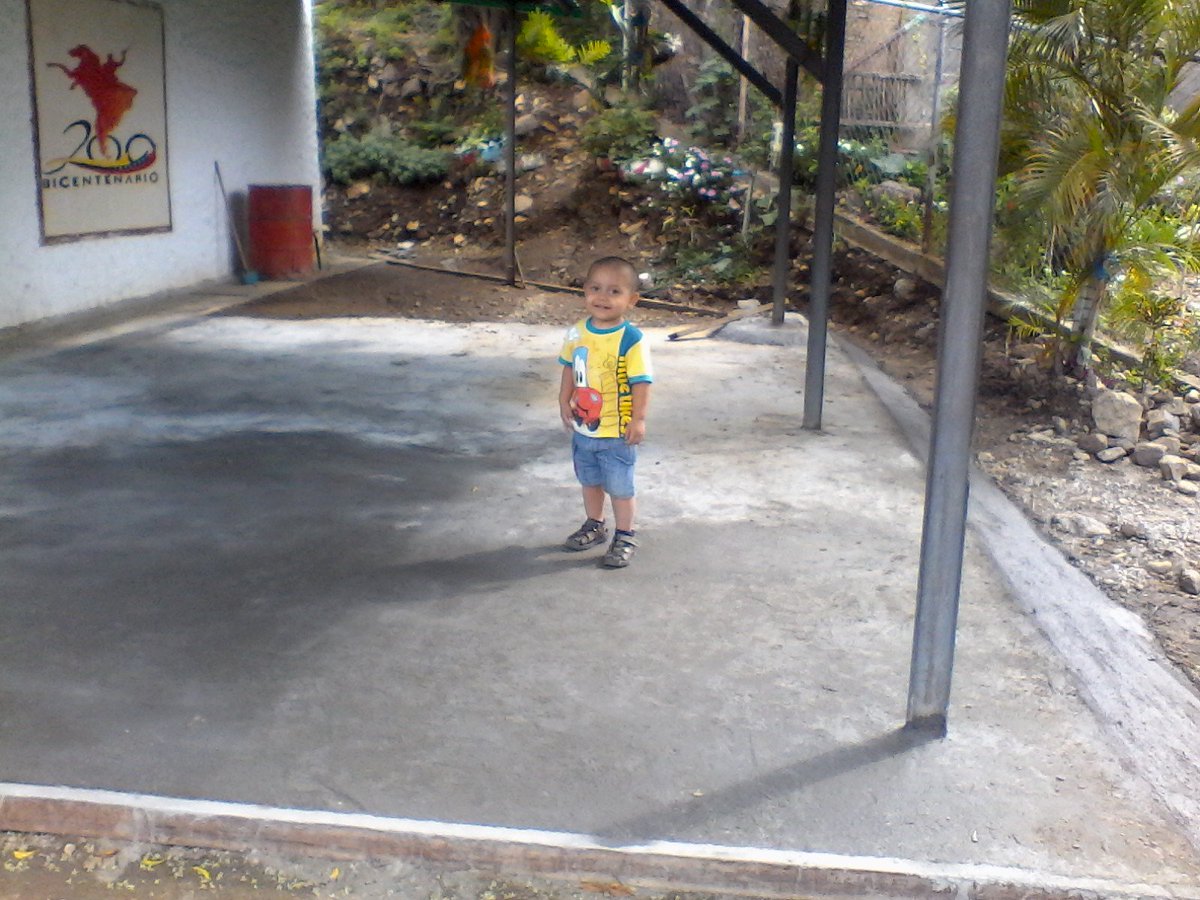 Ner490's tweet photo. Asi de excelente  esta quedando el piso del patio principal de la UEB Las Mesitas NER 490 https://t.co/XayyXbFfLH
