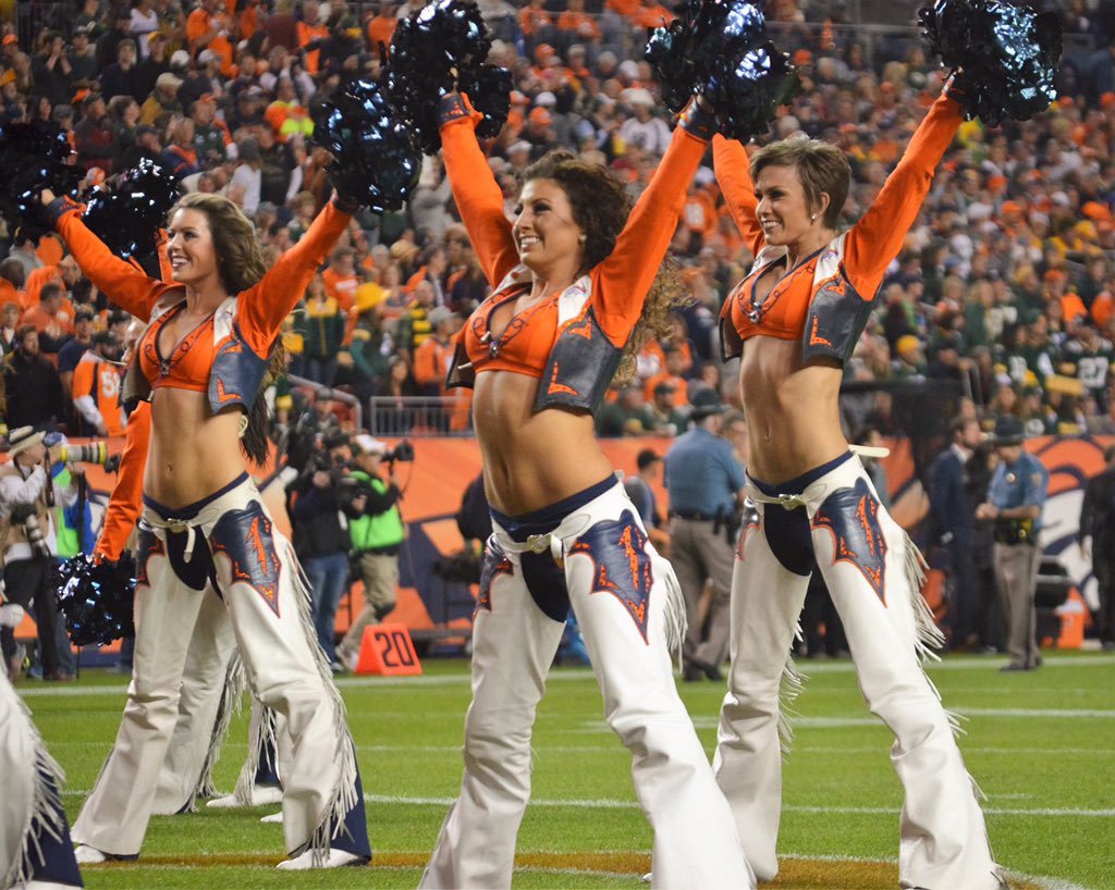 DBC_SophiaG's tweet photo. Still grinning from ear to ear about this #VictoryMonday ๐๐๐ถ๐ #BroncosUp ๐ทcred: @andy850KOA #SNFundefeated #GBvsDEN https://t.co/o1uz5rKro1