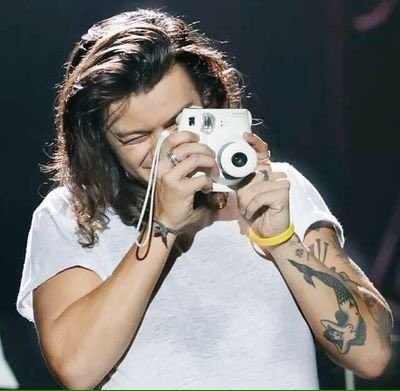 Sup, I'm Harry. I love photography and art. Mind retweeting for the new lad?