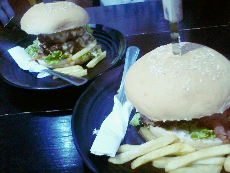 mssneth's tweet photo. Double Jograts and BMM Jograts Burger. 😋😍 #KitchenCentral #Burgasm 🍔 https://t.co/9xY21x4Q13