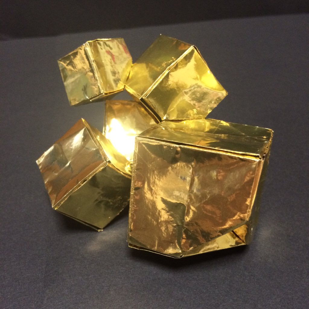 だ ちゃん Dahchan 創作折り紙作家どす Origami Abraham Jin 1013 今朝コロンブスキューブのこと思い出してパイライトできる って思ってすぐ作った １００均の金折り紙でたまにうっすい金色あるやんか あれ使い道ないなと思ってたけど捨てずに