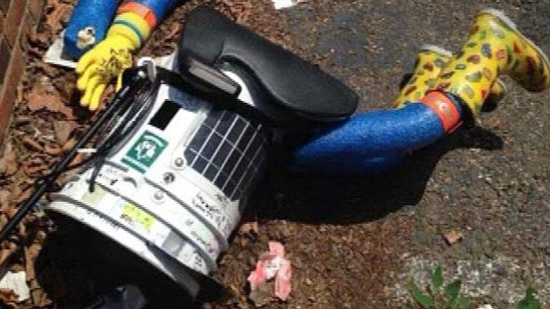 Damien_C76's tweet photo. #DuctTapeCantFix Hitch Bot's broken spirit #RIPHITCHBOT https://t.co/siuGlPa8DR