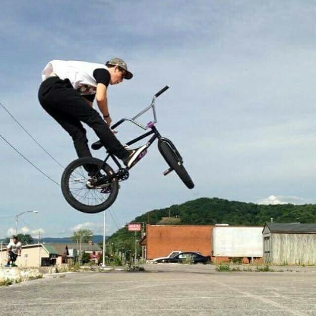 Final_Crew's tweet photo. @bwaluciano throwing some bars in mid summer. #bmx https://t.co/zuZcqOc5el