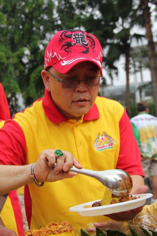 Ketua Komunitas GoldarAB DKI Jakarta, pak Joko Kundaryo.
Muda, energik, gaul dan smart. Semua bangga...