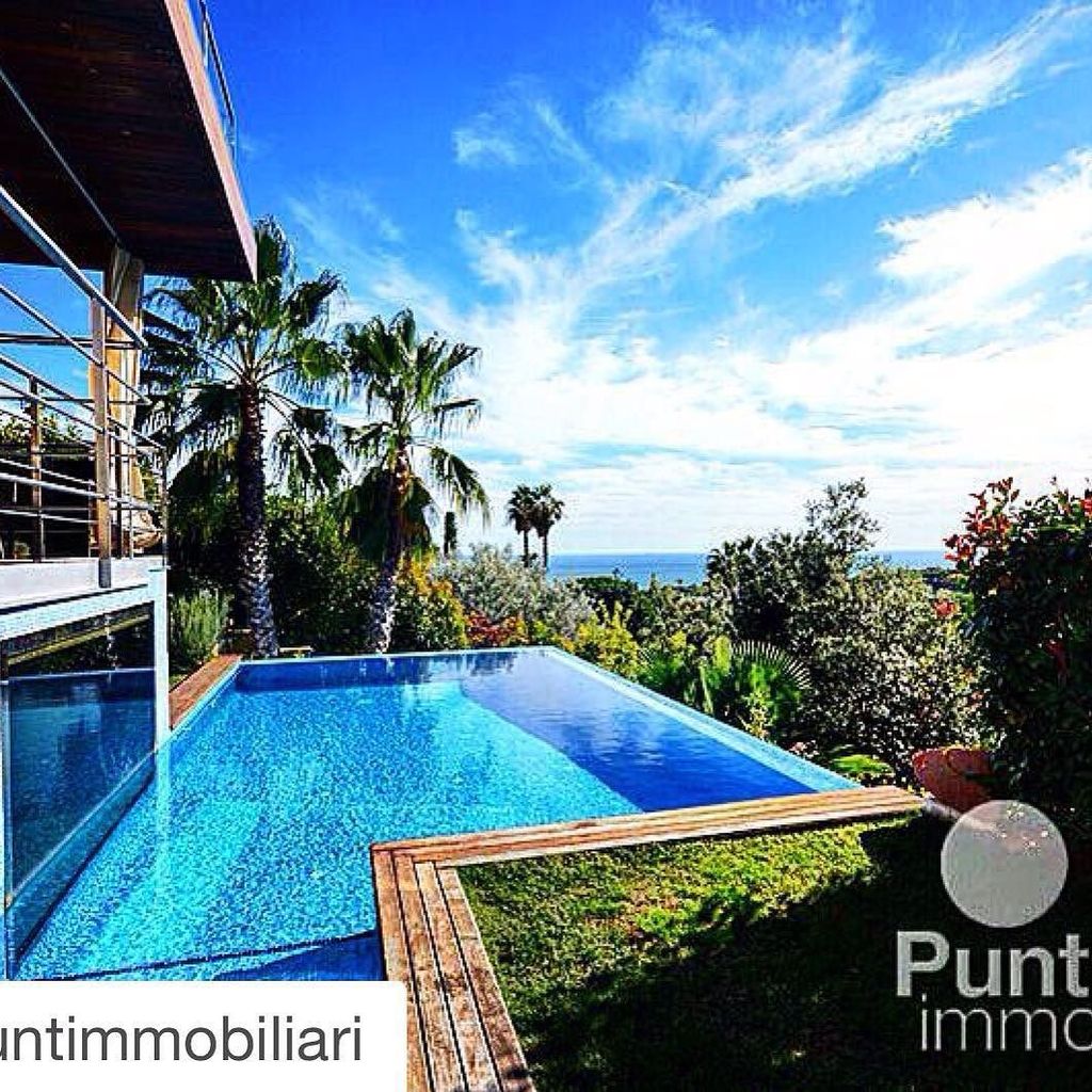 LuxSkinOils's tweet photo. It's bikini time somewhere. #Repost @puntimmobiliari https://t.co/Fpyd5XOIVM https://t.co/7BI8PLcDMf