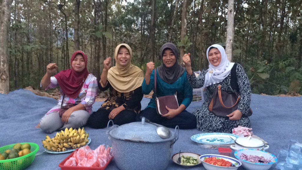 WahidTimbrangan's tweet photo. @KabGresik "Kami Ibu-ibu dari Rembang, siap #bangunindonesia dan majulah Rembangku," Ibu-ibu Desa Kadiwono https://t.co/yENEuWDe4G