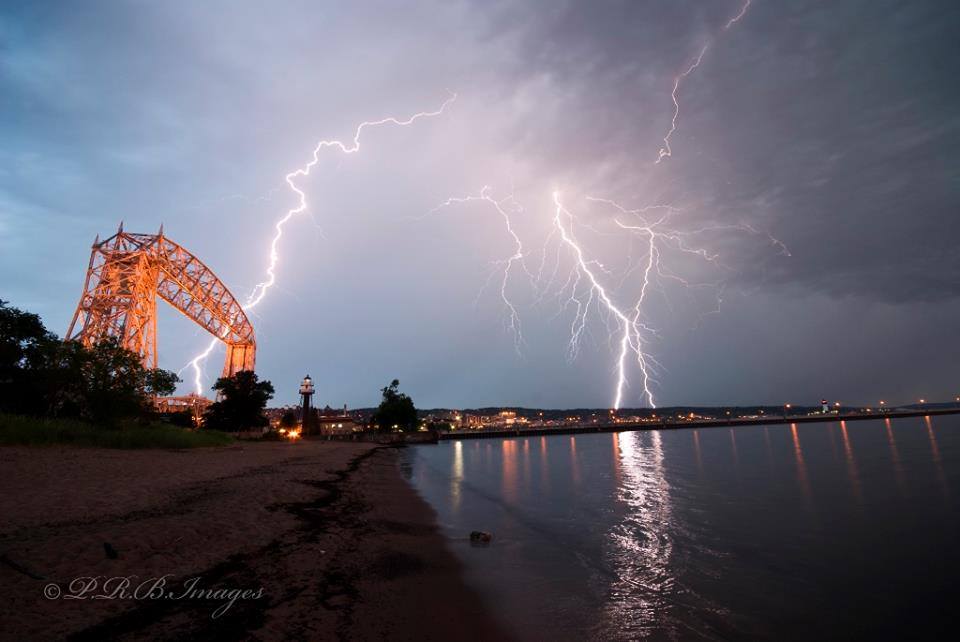 BestPixMN's tweet photo. Awesome lightning over the Duluth Lift Bridge and Lake Superior. https://t.co/CnxERJ1eTg