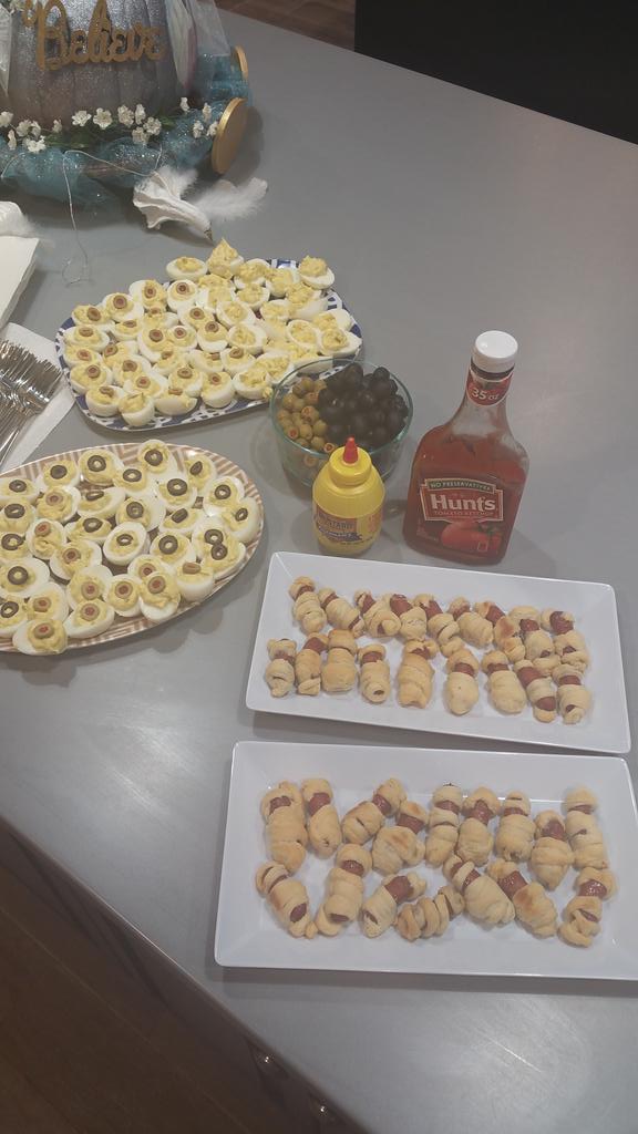 moore5414's tweet photo. Another successful dinner @rmhckc #RedemptionPlus #giving #gratitude #lovemyjob https://t.co/mprve7kdPP