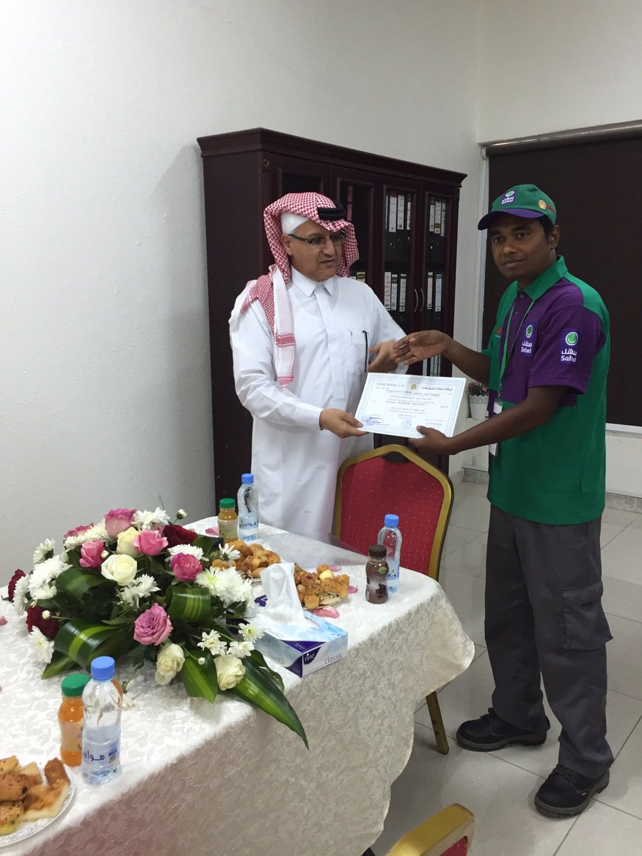 Sahel سهل Twitterren وقد قام رئيس شركة التسهيلات للتسويق المهندس احمد الفالح بتكريم العامل وهو من الجنسية البنجلاديشيه Https T Co Ncihxv8ppi
