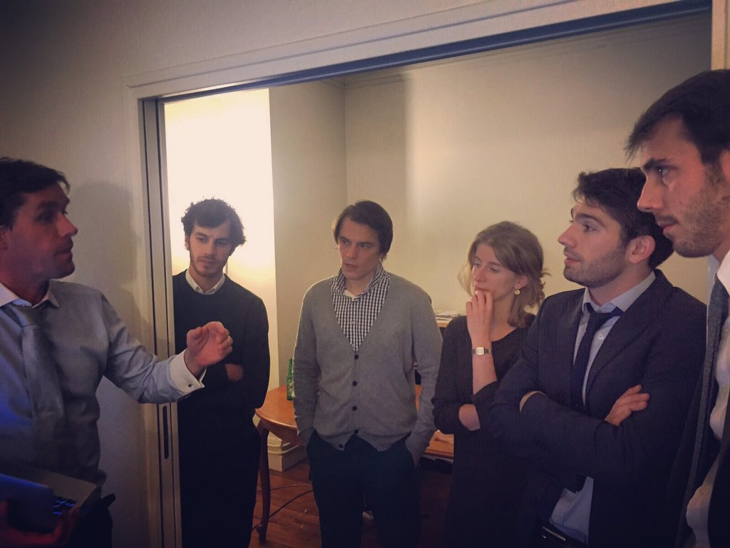 JusticeGuide's tweet image. Discussions, hier soir, du concept #JusticeGuide avec de jeunes #avocats! #LegalStartup