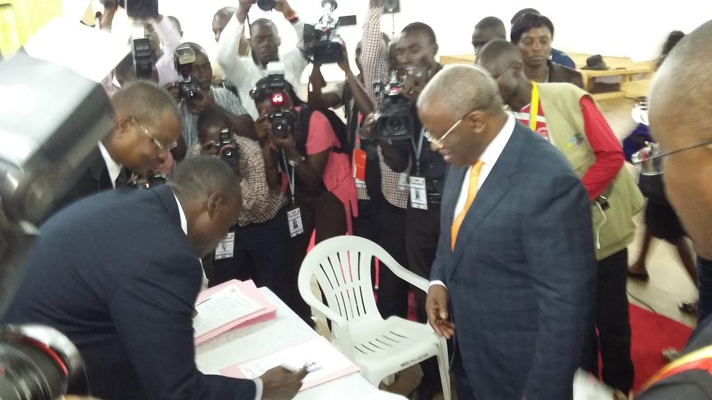 sadabkitatta79's tweet photo. @AmamaMbabazi chooses a chair for his symbol #UgandaDecides #NominationDay @observerug https://t.co/PjIWRnD3G7