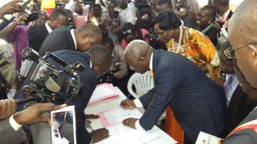sadabkitatta79's tweet photo. @AmamaMbabazi chooses a chair for his symbol #UgandaDecides #NominationDay @observerug https://t.co/PjIWRnD3G7