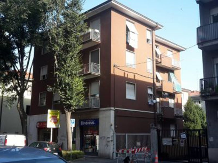 BrianzaPost's tweet photo. Anziano si getta nel vuoto a Monza. Morto sul colpo. https://t.co/IkygA6N8dd https://t.co/WZjq3Iuhvk