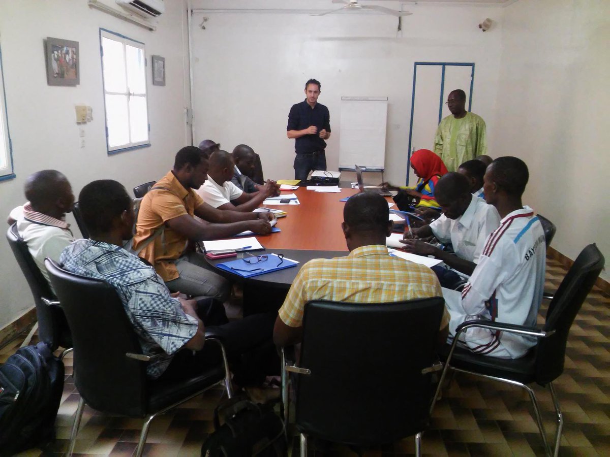 SFCG_NIGER's tweet photo. Et c'est partie! Formations des formateurs en #cinémamobile sur la facilitation des films à court métrage! #PDevII https://t.co/YJNfSWN2cz