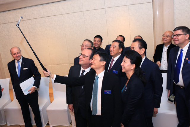 #奥朗德总统访华#在今天早上奥朗德总统与中国企业家俱乐部成员的早餐会后，总统先生与中国企业家们玩儿起了自拍。出席今天早餐会的中国企业家有柳传志、马蔚华、马云、王健林、刘东华、刘永好、俞敏洪、曹国伟、李彦宏、李宁等。