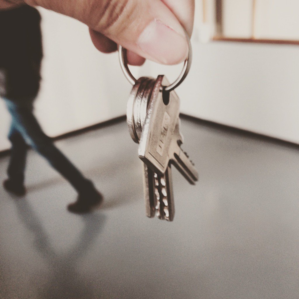 ExitStudioBe's tweet photo. Ça y est, nous avons les clés de nos nouveaux bureaux :D ! #ExitStudio https://t.co/H7Z7yftIdY