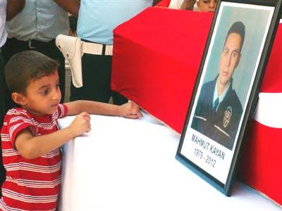 sakinadam4444's tweet photo. Biz bu kareyi tekrar görmek istemiyorz #KaçırılanPolislerKurtarılsın @cbabdullahgul @Ahmet_Davutoglu @Polis_Kursusu https://t.co/XoJnieePmv