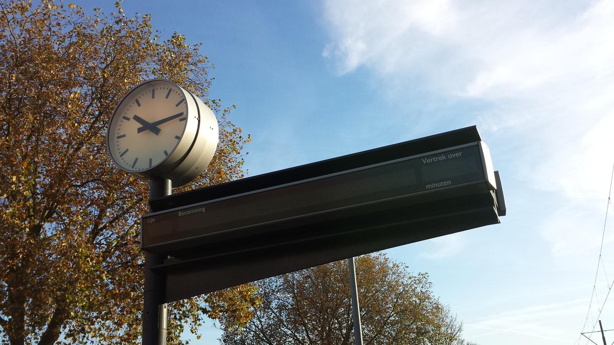 wowtah's tweet photo. @RETRotterdam de reisinfo doet het niet op halte Rotterdamsedijk. Ook de klok staat verkeerd https://t.co/HTrg3Jpq2U