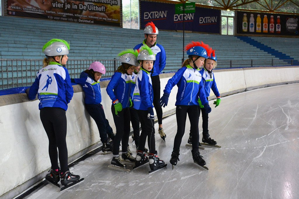 schaatsennl's tweet photo. Steeds meer schaatsers dragen een helm op het ijs. En dat kan heel erg cool zijn. https://t.co/eAdnKj6m0V https://t.co/TziZFTTn8Z