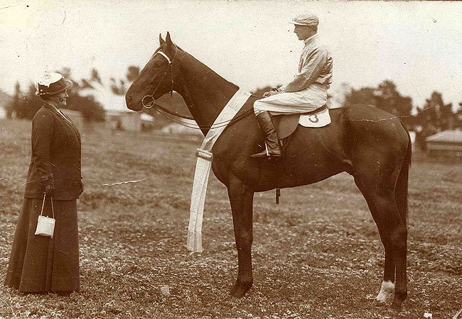 AnzacLive's tweet photo. First #MelbourneCup win by woman jockey, 100 years after first Cup victory by female owner: Edith Widdis &amp; Patrobus https://t.co/kVQJfw9fCb