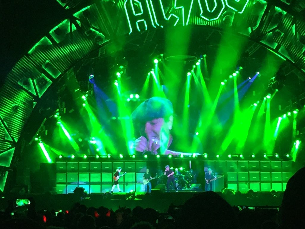MrClassicRocker's tweet photo. Take me back to the greatest night of my life!!! https://t.co/Mtz7Y0Jg1o