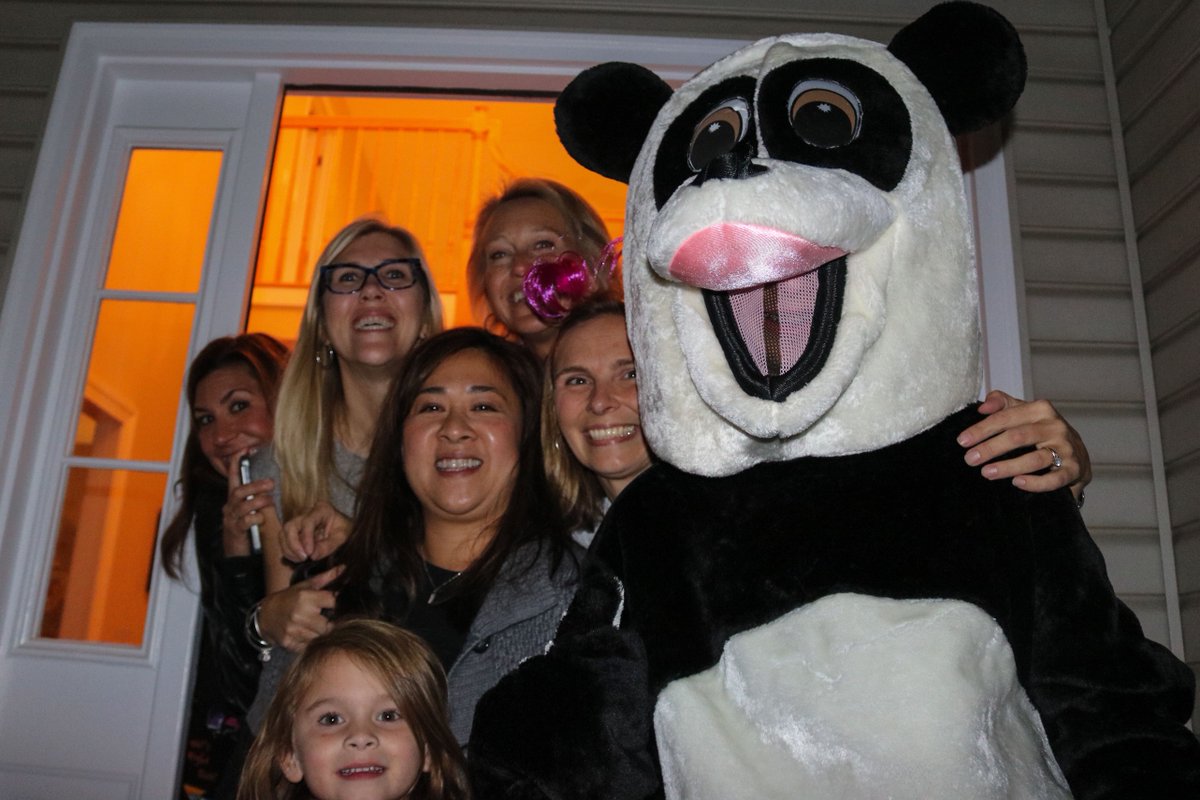 andrewrowan128's tweet photo. Hey @FallonTonight! I had a great time Trick-or-Treating as none other then #FallonPanda from @TheShopatNBC! https://t.co/8bDpD1Y6pt