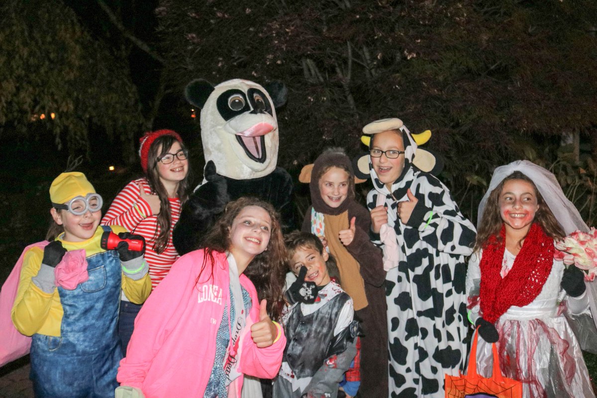 andrewrowan128's tweet photo. Hey @FallonTonight! I had a great time Trick-or-Treating as none other then #FallonPanda from @TheShopatNBC! https://t.co/8bDpD1Y6pt