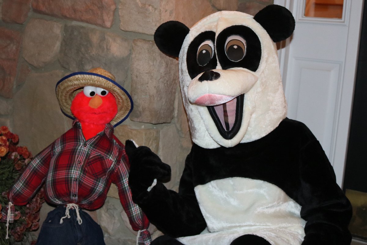 andrewrowan128's tweet photo. Hey @FallonTonight! I had a great time Trick-or-Treating as none other then #FallonPanda from @TheShopatNBC! https://t.co/8bDpD1Y6pt
