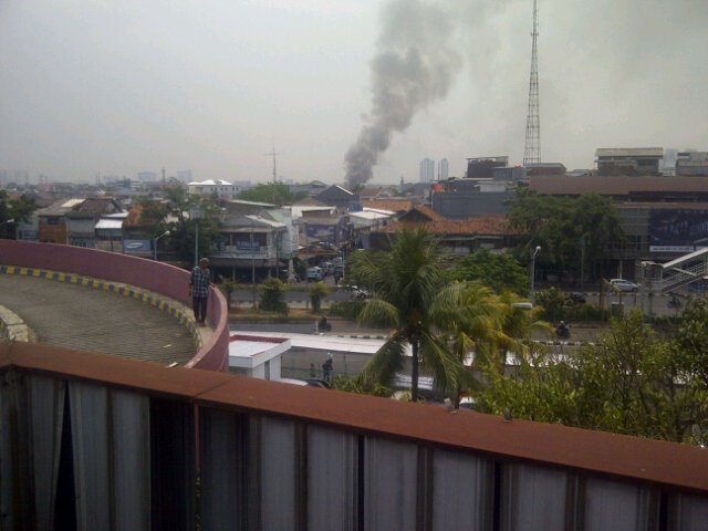 dio_marta's tweet photo. @TMCPoldaMetro @lewatmana kebakaran kramat pulo https://t.co/6wyW9YF0za